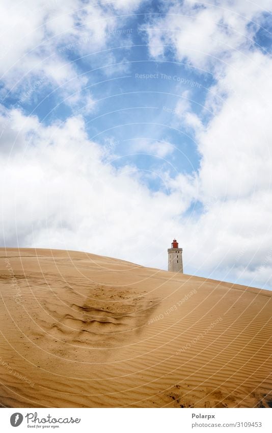 Leuchtturm erhebt sich hinter einer Sanddüne schön Ferien & Urlaub & Reisen Strand Meer Haus Umwelt Natur Landschaft Himmel Wolken Küste Gebäude maritim