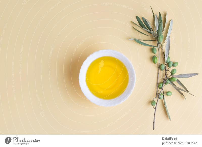 Natives Olivenöl extra von Olive Gemüse Frucht Essen Schalen & Schüsseln Flasche Besteck Löffel natürlich gelb gold Hintergrund übersichtlich schließen
