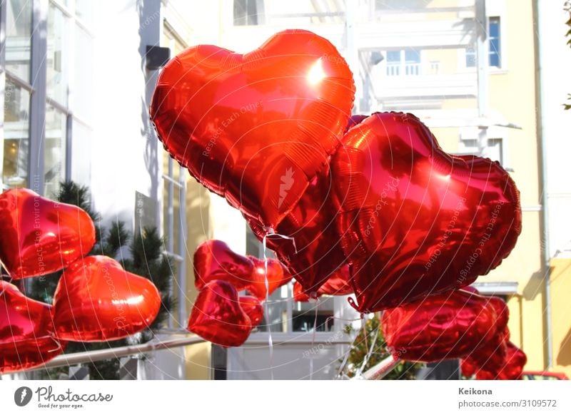 Red shiny balloons in heart shape. Lifestyle Reichtum Stil Glück Freizeit & Hobby Feste & Feiern Valentinstag Hochzeit Geburtstag Spielzeug Luftballon Kitsch