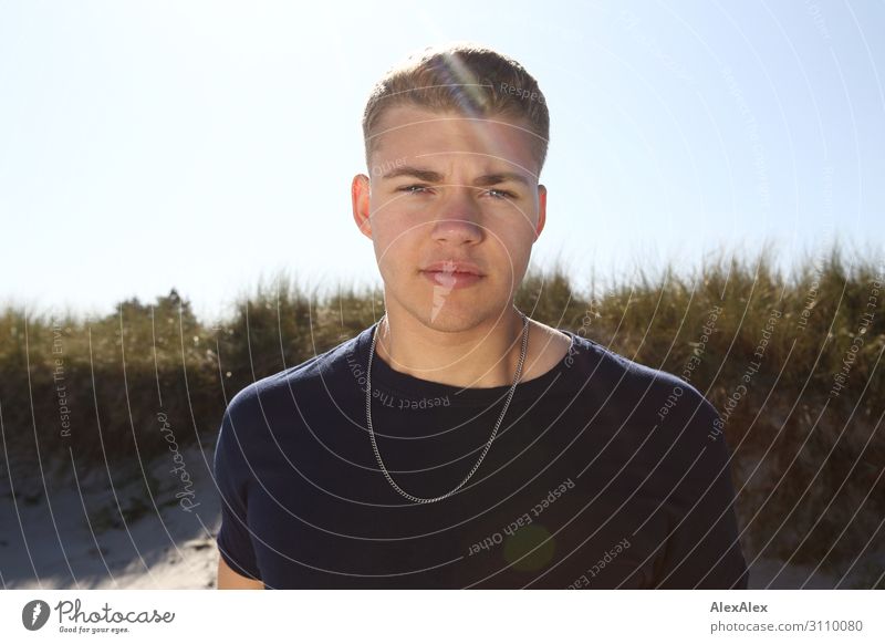 Gegenlichtportrait eines jungen Mannes vor einer Stranddüne Lifestyle Stil Freude schön Leben Sommer Sommerurlaub Sonne Düne Junger Mann Jugendliche 13-18 Jahre