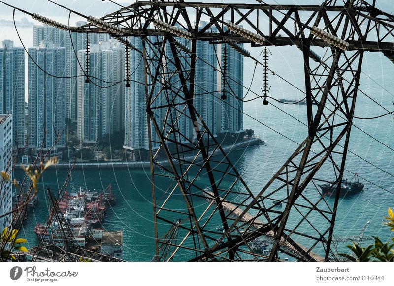 Energie Energiewirtschaft Strommast Hochspannungsleitung Isolatoren Meer Hongkong Hafenstadt Skyline Hochhaus Schifffahrt eckig groß blau grau Willensstärke