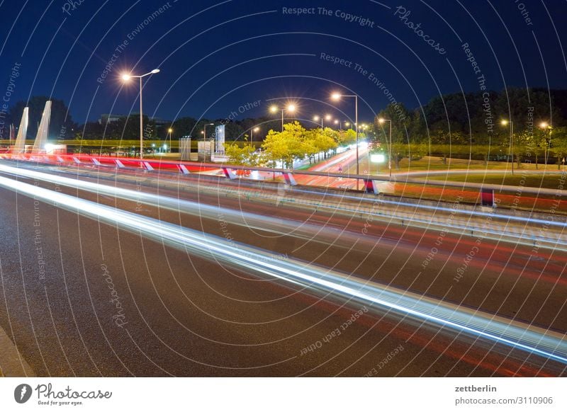 Straßenverkehr in der Nacht Abend Bewegung blinkern mehrfarbig dunkel Dynamik Phantasie glänzend Flughafen Kunst Licht Lichtspiel Lichtschreiben Lichtmalerei