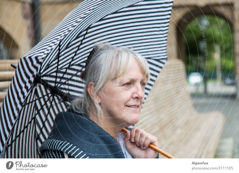 Unterm Rettungsschirm | AST-Cemnitz17 Mensch feminin Frau Erwachsene 45-60 Jahre Regenschirm Lächeln lachen blau weiß Fröhlichkeit Zufriedenheit Lebensfreude