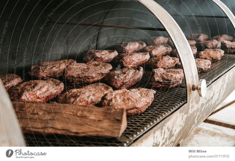 Rinderbrust bei einem Raucher Rindfleisch Kuh Fleisch Raucherin Rauchen Essen zubereiten kochen & garen Koch Bruststücke Lebensmittel Speise Foodfotografie