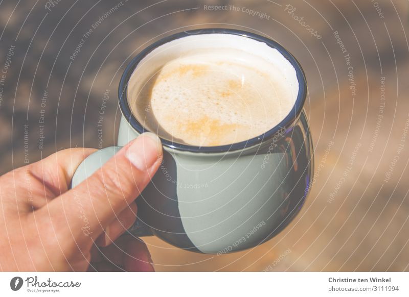 Eine Hand hält einen Becher mit Kaffee Getränk Heißgetränk feminin Frau Erwachsene 1 Mensch 45-60 Jahre festhalten ästhetisch Duft einfach Flüssigkeit glänzend