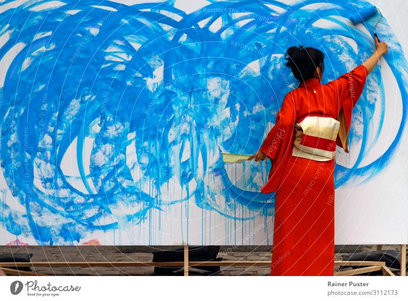 Frau in roten Kimono malt in blau Künstler Kunst feminin Erwachsene Maler Kunstwerk schwarzhaarig ästhetisch Kreativität kreativ Inspiration Farbfoto