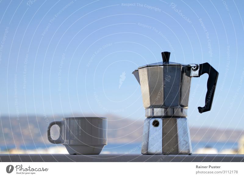 Espressokocher und kleine Tasse vor blauem Himmel und der Küste Kretas Getränk Heißgetränk Kaffee espressotasse Kaffeetasse Lifestyle Stil Wohlgefühl Erholung
