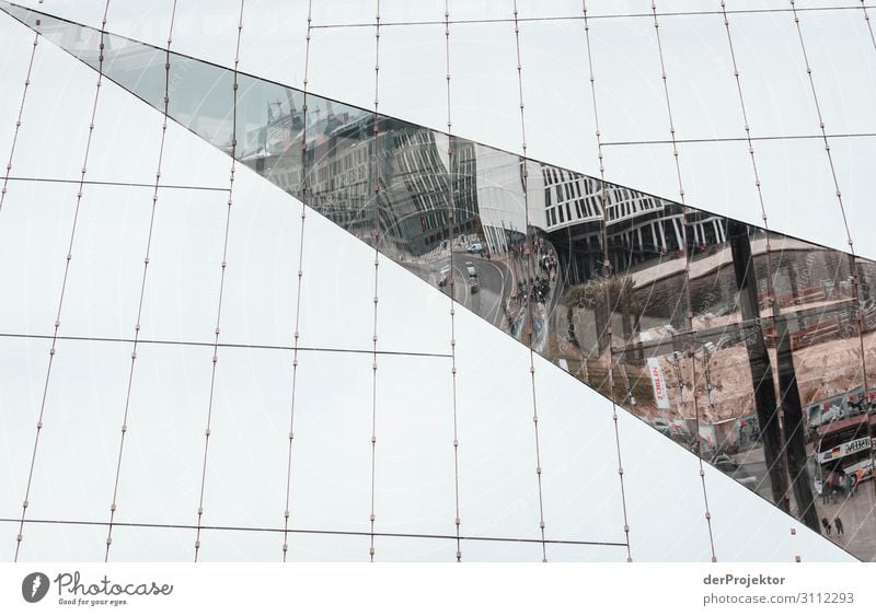 Ein Cube spiegelt Hochhaus Spiegelbild Zentralperspektive Textfreiraum links Textfreiraum oben Strukturen & Formen Textfreiraum rechts Außenaufnahme Architektur