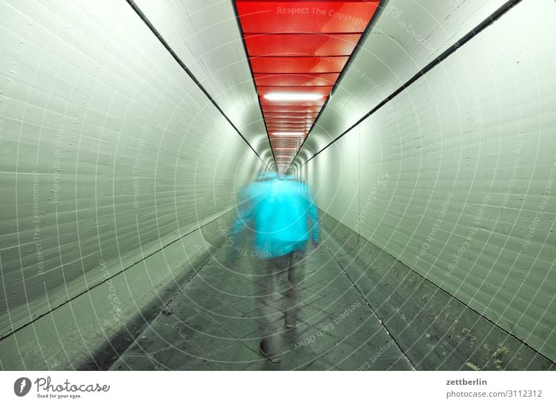 Mann im Tunnel (3) Bewegung dunkel Dynamik Mensch Nacht Flughafen Berlin-Tegel Gang Halle Lagerhalle Durchgang Flucht Perspektive Zentralperspektive Ferne