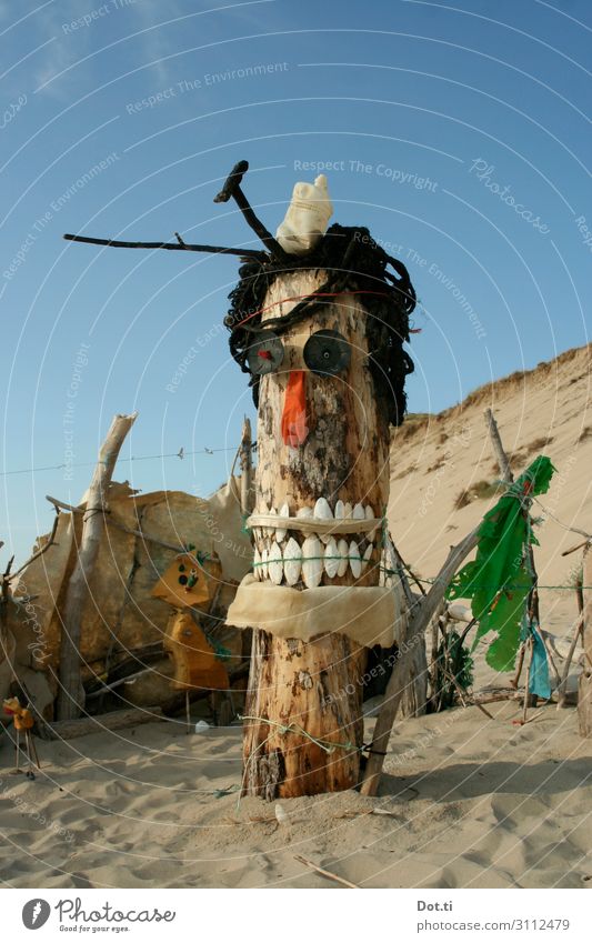 Recycling Totem Kunstwerk Skulptur Umwelt Natur Sand Himmel Sonnenlicht Schönes Wetter Küste Strand Holz Kunststoff außergewöhnlich lustig verrückt Freude