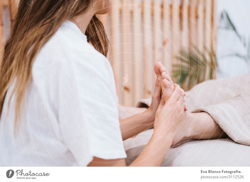 junge Physiotherapeutin Frau, die dem Patienten eine Fußmassage gibt. Lifestyle schön Körper Gesundheitswesen Behandlung Alternativmedizin Krankheit Medikament