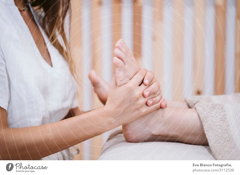 junge Physiotherapeutin Frau, die dem Patienten eine Fußmassage gibt. schön Körper Gesundheitswesen Behandlung Alternativmedizin Krankheit Medikament Wellness