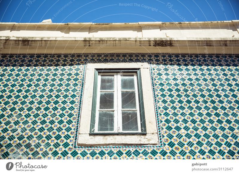 Fenster an gekachelter Wand - Sonnige Aussichten Portugal Reise Sommer Urlaub Sonne Kacheln fenster Himmel Hauswand hausfassade Azulejos blau türkis Reisen