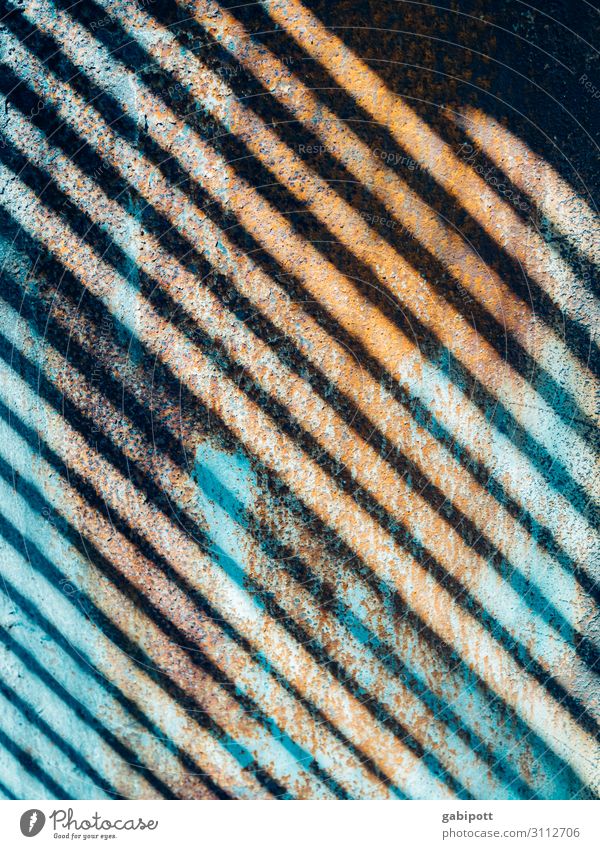 diagonal vom Schatten gestreift Fassade alt Stadt blau braun gold Rost Streifen Metall Industriefotografie Industrieanlage Farbfoto Außenaufnahme Detailaufnahme