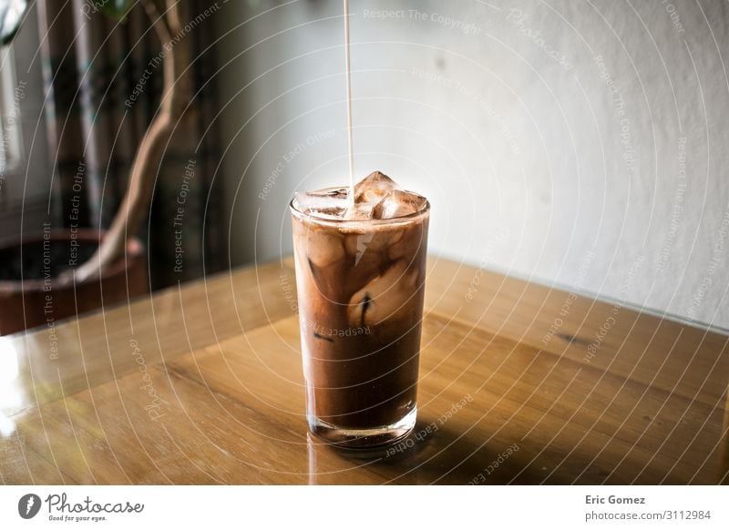 Gießen von Milch in Schokoladen-Espresso-Eiskaffee Kaffeetrinken Getränk Erfrischungsgetränk Latte Macchiato Glas Lifestyle elegant Freude Duft schön