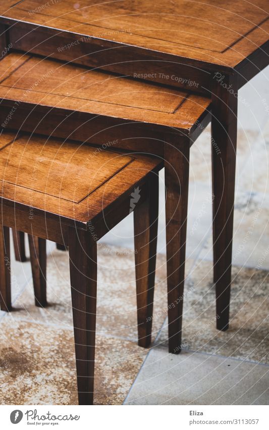 3 x Tisch Holz alt Möbel Innenarchitektur passend Zusammensein altehrwürdig beistelltisch zusammenpassen Tick Tischlerarbeit Handwerk Holzarbeiten Farbfoto