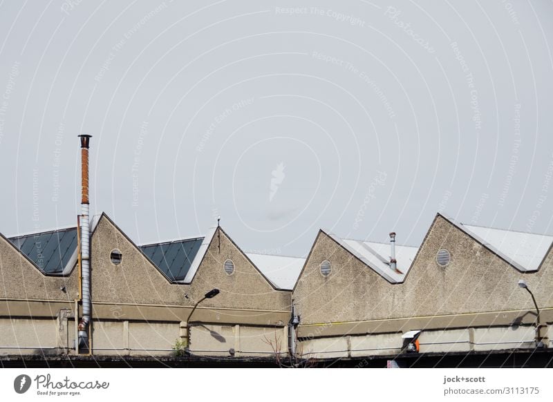 Sched Architektur DDR Wolkenloser Himmel Fabrik Fassade Schornstein Ecke authentisch trist grau Schutz Symmetrie Vergangenheit Dach Hintergrundbild