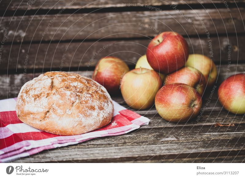 Laib Brot und knackige Äpfel auf Holzbank Lebensmittel Apfel Teigwaren Backwaren Ernährung Picknick Bioprodukte frisch Gesundheit Biologische Landwirtschaft