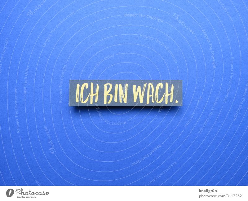 ICH BIN WACH. Schriftzeichen Schilder & Markierungen Kommunizieren blau weiß Gefühle Beginn Erholung wach aufstehen Schwarzweißfoto Studioaufnahme Menschenleer
