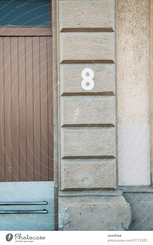 8 acht Ziffern & Zahlen zählen Hausnummer Wand Stadt Stadtleben Hauseingang Mauer Fassade Tür Eingang Domizil Häusliches Leben Wohnungsnot Detailaufnahme