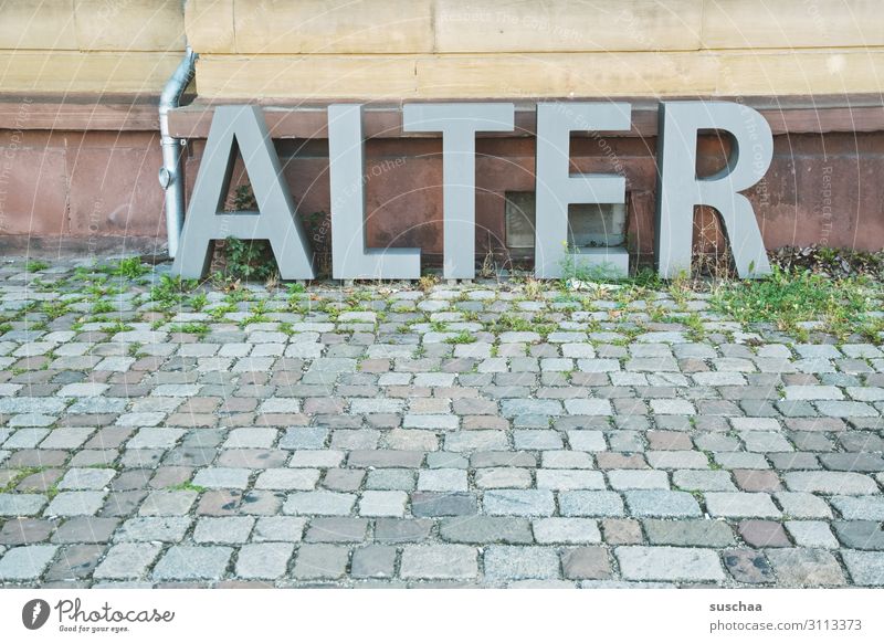 ALTER Wort Alter Buchstaben Straße Asphalt Kopfsteinpflaster Wand Mitteilung physisch schwer Stein