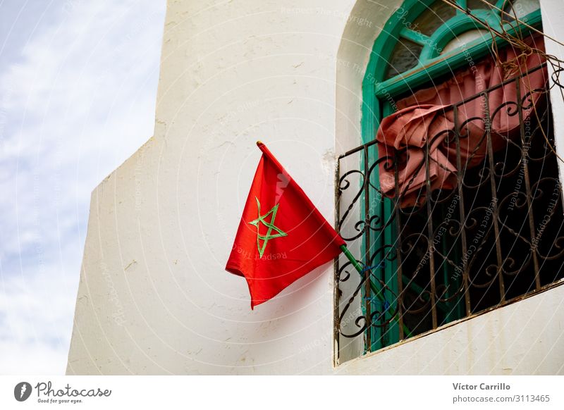 Eine marokkanische Flagge in einem Fenster in der Altstadt von Arsilah. Marokko Afrika elegant exotisch einzigartig schön weiß Farbfoto Tag