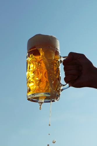 #A0# Bier her! Kunst ästhetisch Oktoberfest Biergarten Bierglas Bierkrug Bierschaum Bierzelt Biertische Zuprosten Alkohol Schaum Farbfoto mehrfarbig