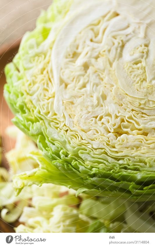 Roher Weißkohl Gemüse Ernährung Diät frisch natürlich grün weiß Lebensmittel Kohlgewächse Kohle roh Essen zubereiten kreuzbefleckt mit Kopf geschnitten