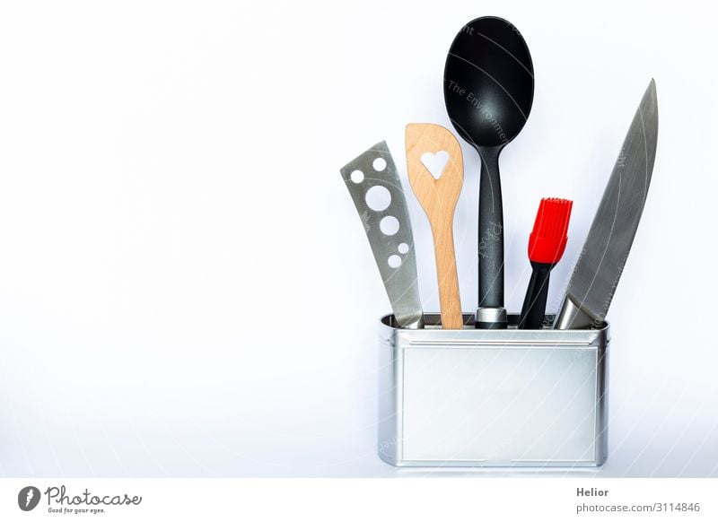 Kochutensilien in einer Metalldose Messer Löffel Design Küche Holz Kunststoff braun rot schwarz silber weiß Stillleben Hintergrundbild Hintergrund neutral