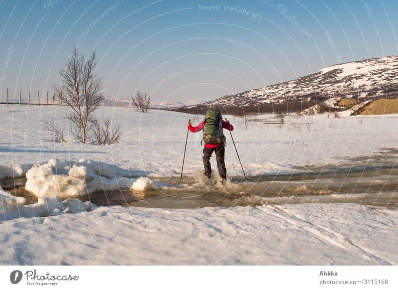 Der, der beinahe übers Wasser laufen konnte Abenteuer Winter Schnee Winterurlaub Wintersport 1 Mensch Natur Eis Frost Fluss Norwegen fahren nass Tapferkeit Mut