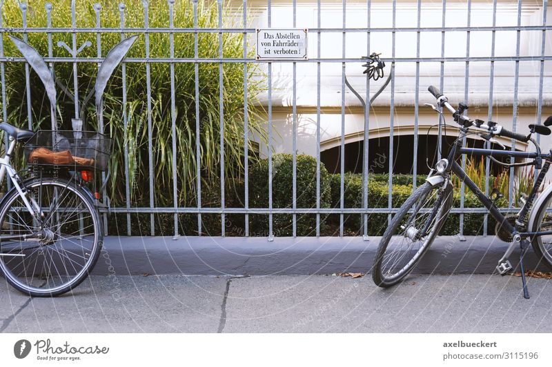 Das Abstellen von Fahrrädern ist verboten! Lifestyle Freizeit & Hobby Fahrradfahren Stadt Verkehr Verkehrsmittel Straße Schilder & Markierungen Hinweisschild