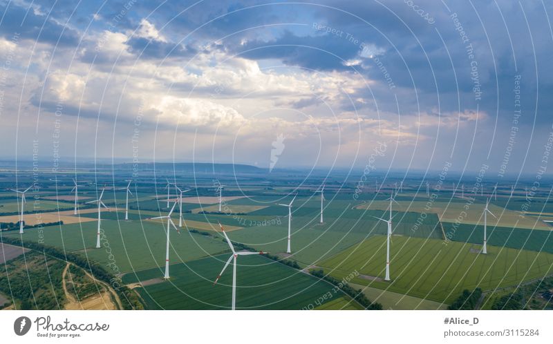 aerial view of wind turbines field Motor Technik & Technologie Fortschritt Zukunft Energiewirtschaft Windkraftanlage Industrie Umwelt Natur Feld Kraft innovativ