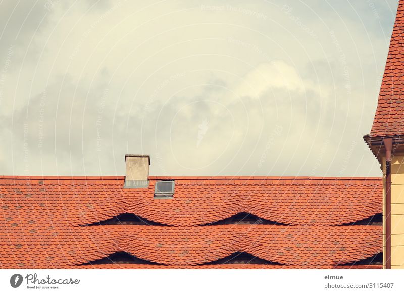 bedacht Wolken Schönes Wetter Haus Gebäude Dach Schornstein Dachziegel Dachfenster Auge trendy rot Zufriedenheit Sicherheit Geborgenheit Rechtschaffenheit