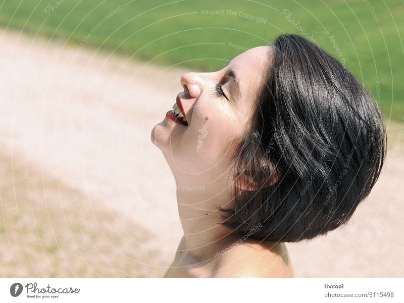 glückliche Frau im Park, Spanien - Europa Lifestyle Stil Glück schön Gesicht Mensch feminin Homosexualität Junge Frau Jugendliche Erwachsene Kopf