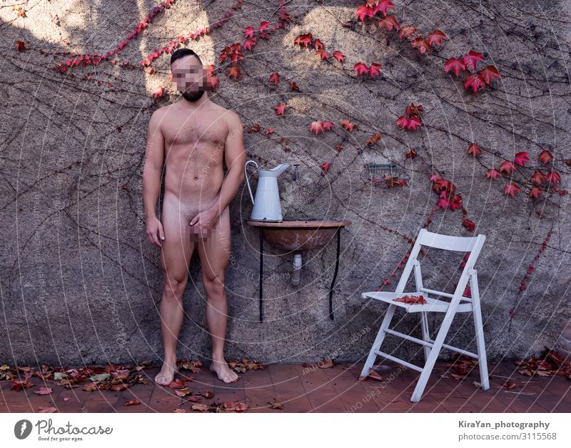 Erwachsener nackter Mann im herbstlichen Hinterhof mit weißem Krug und Stuhl mit zensiertem Rahmen. Totale Stil Fotografie Lifestyle schön Gesundheitswesen