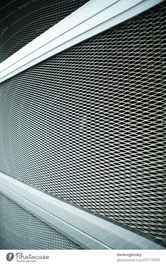 Perspektivische Detail eines Gitters aus Stahl und Aluminium. Technische Verwendung in der Architektur und im Design. Streckmetall Industrie Menschenleer Tor