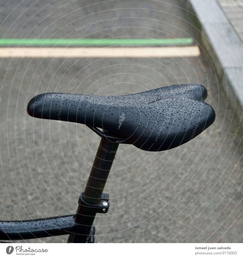 Tropfen auf den Fahrradsattel auf der Straße Verkehr Fahrradfahren Zyklus Autositz Objektfotografie Sport Freizeit & Hobby Metall Außenaufnahme alt