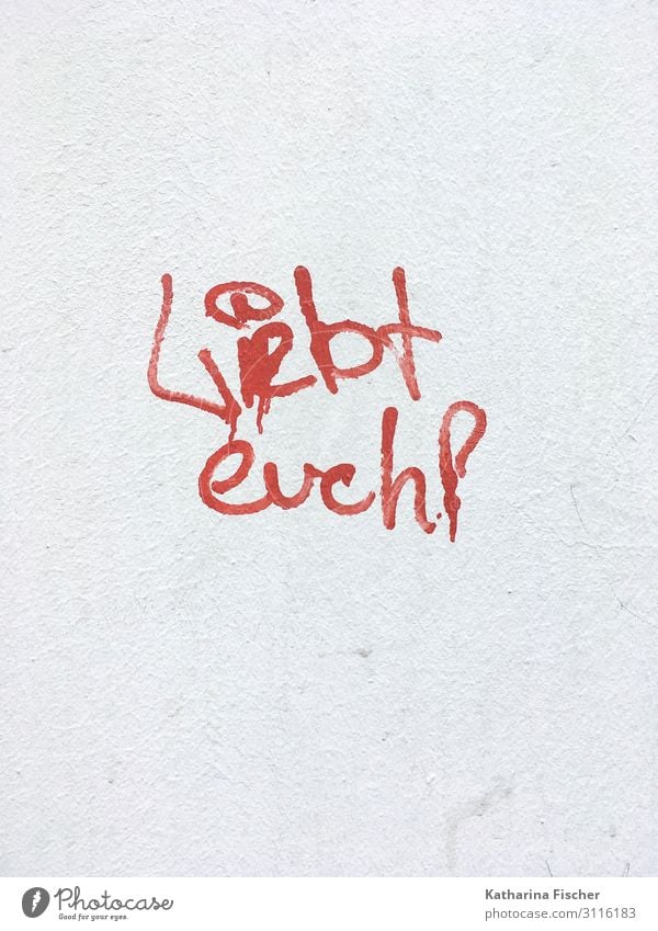 Liebt euch! Stadt Mauer Wand Zeichen Schriftzeichen Graffiti Liebe Buchstaben Text Satzzeichen Ausrufezeichen rot weiß Steinmauer Plakatwand Aussage
