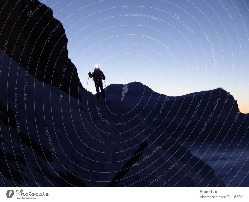 Yeti Mensch maskulin 1 Hügel Felsen Alpen Berge u. Gebirge Abenteuer anstrengen Zufriedenheit Bewegung Einsamkeit Endzeitstimmung Erholung bedrohlich