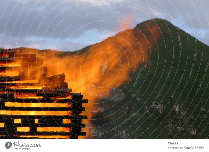 Johannisfeueram Nebelhorn Natur Urelemente Feuer Sommer Oberstdorf Holz Zeichen glänzend heiß schön Kraft gefährlich Religion & Glaube Spiritualität Volksglaube