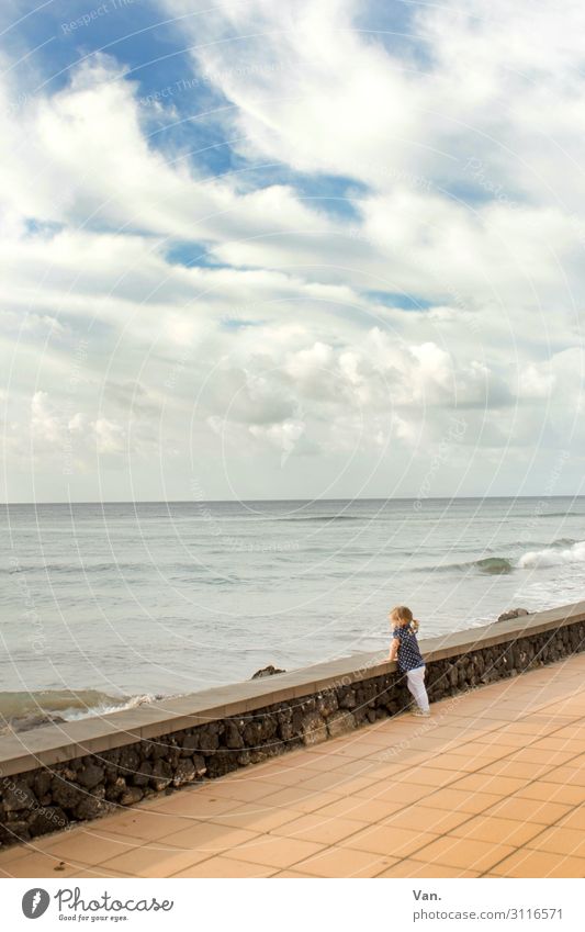 Ich will Meer! Kind Kleinkind Mädchen 1 Mensch 1-3 Jahre Natur Landschaft Himmel Wolken Sommer Wellen Küste Promenade Lanzarote Mauer Wand Unendlichkeit blau