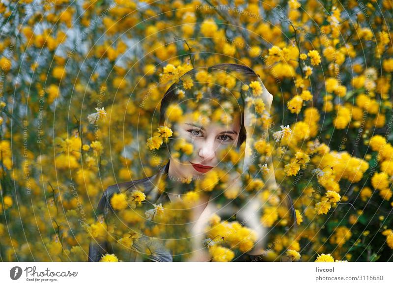 lächelnde junge Frau zwischen gelben Blumen Lifestyle Stil Glück schön Sommer Mensch feminin Homosexualität Junge Frau Jugendliche Erwachsene Haare & Frisuren