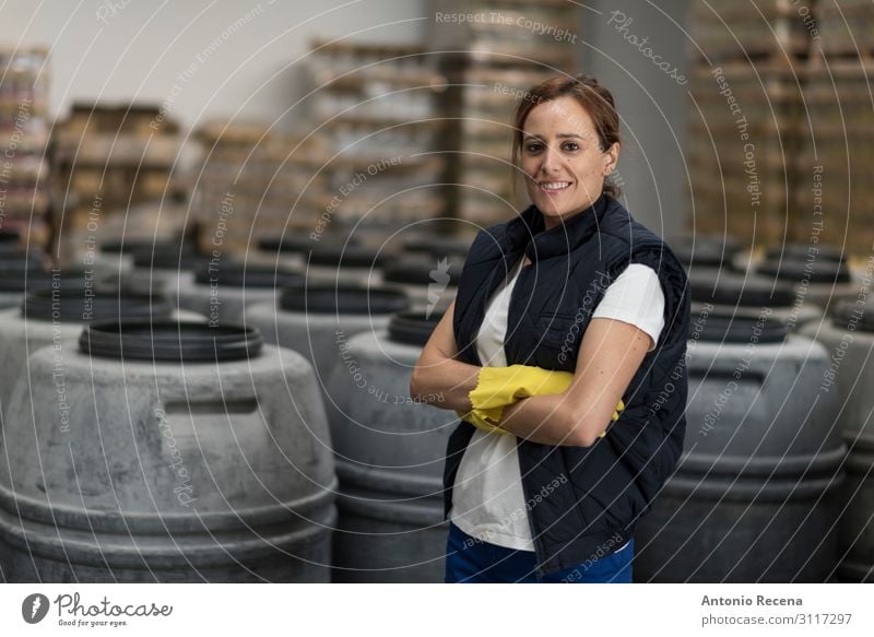 Arbeiterin Glück Arbeit & Erwerbstätigkeit Beruf Fabrik Industrie Mensch Frau Erwachsene Handschuhe Verpackung Lächeln stehen Mitarbeiter oliv Lebensmittel
