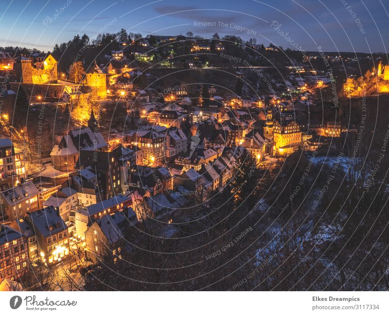 Monschau im Winter bei Nacht Landschaft Nachthimmel Eis Frost Schnee Dorf Sehenswürdigkeit entdecken frieren kalt Stadt Eifel Farbfoto Gedeckte Farben