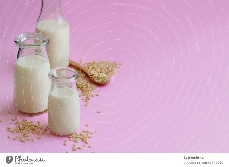 Vegane Reismilch, milchfreie Alternativmilch Ernährung Frühstück Vegetarische Ernährung Diät Getränk Flasche Löffel frisch natürlich rosa weiß melken alternativ