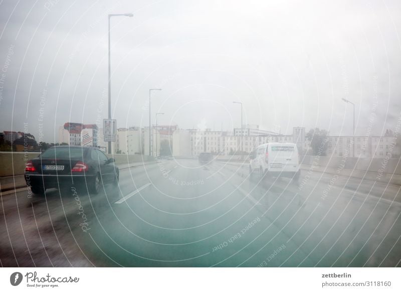Schlechtes Wetter auf der Stadtautobahn Autobahn Nebel Dunst fahren gefährlich Risiko Niederschlag Nieselregen Regen Regenwasser Reisefotografie Berufsverkehr