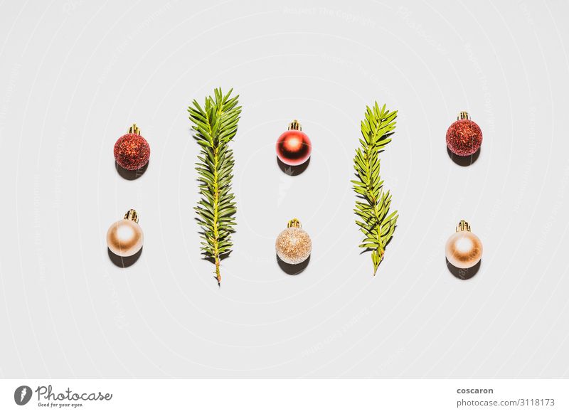 Weihnachtsdekoration mit weiß isolierten Kugeln und Ästen Winter Innenarchitektur Dekoration & Verzierung Tisch Tapete Feste & Feiern Weihnachten & Advent