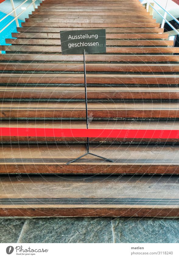 Ausstellung geschlossen Stadt Menschenleer Gebäude Treppe stehen braun grau rot Schilder & Markierungen Freitreppe Barriere Farbfoto Innenaufnahme