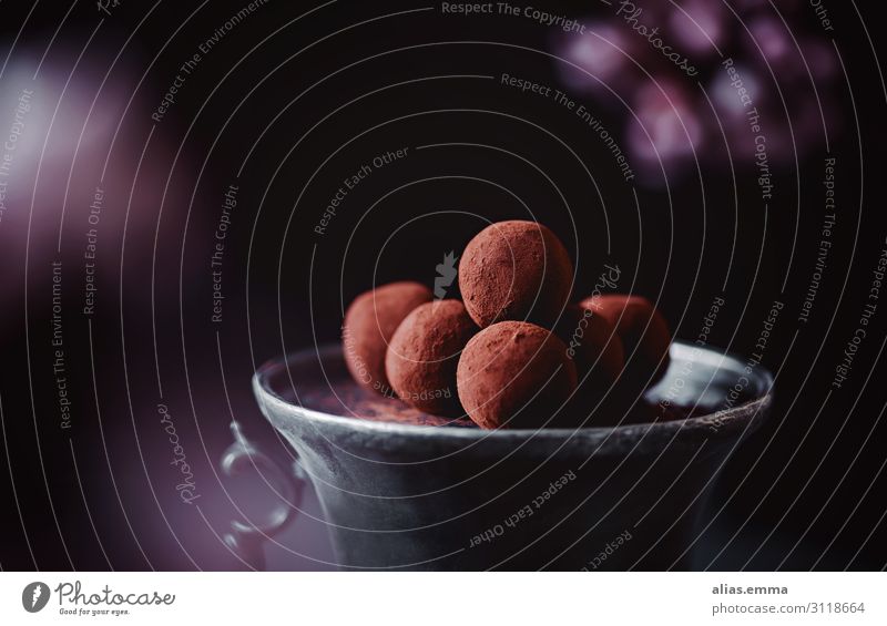 Gestapelte Schokopralinen auf dunklem Hintergrund Lebensmittel Schokolade Kaffeetrinken braun violett schwarz Konfekt Kakao genuss "backen," konfiserie food