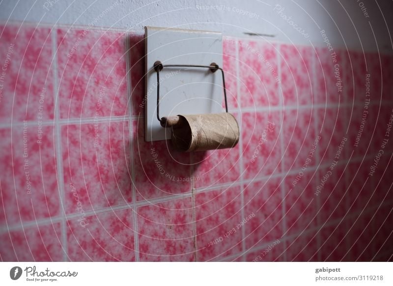 Fingerspitzengefühl | Kopfkino Toilettenpapier trashig rosa Hemmung Todesangst Klopapierhalter Rolle Fliesen u. Kacheln Bad leer allerliebst retro Retro-Farben